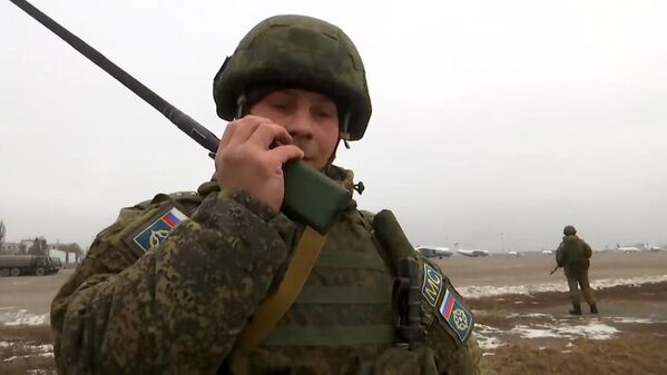 Militar do contingente das forças de paz russas da Organização do Tratado de Segurança Coletiva (CSTO, na sigla em inglês) em aeródromo de Almaty, Cazaquistão - Sputnik Brasil