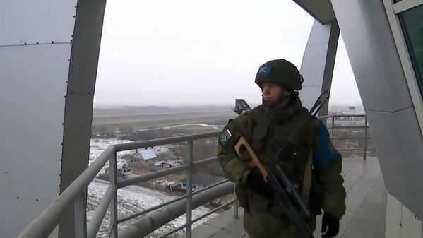 Militar do contingente das forças de paz russas da Organização do Tratado de Segurança Coletiva (CSTO, na sigla em inglês) em aeródromo de Almaty, Cazaquistão, em posto de observação - Sputnik Brasil