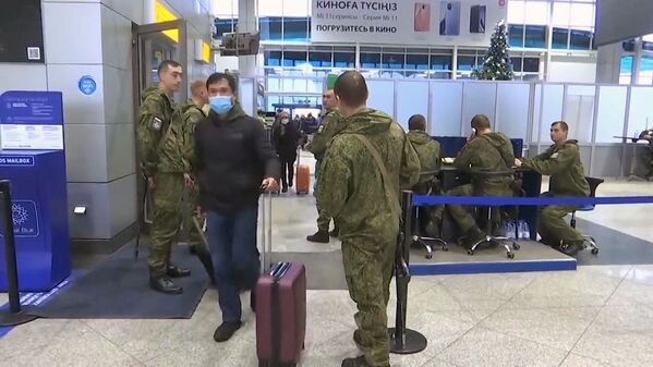 Militares das forças de paz russas da Organização do Tratado de Segurança Coletiva (CSTO, na sigla em inglês) recebem passageiros no aeroporto de Almaty, Cazaquistão - Sputnik Brasil