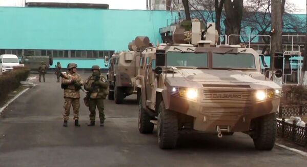 Militares das forças de paz russas da Organização do Tratado de Segurança Coletiva (CSTO, na sigla em inglês) patrulhando área do Cazaquistão - Sputnik Brasil
