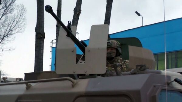 Militar das forças de paz russas da Organização do Tratado de Segurança Coletiva (CSTO, na sigla em inglês) em veículo militar no Cazaquistão - Sputnik Brasil