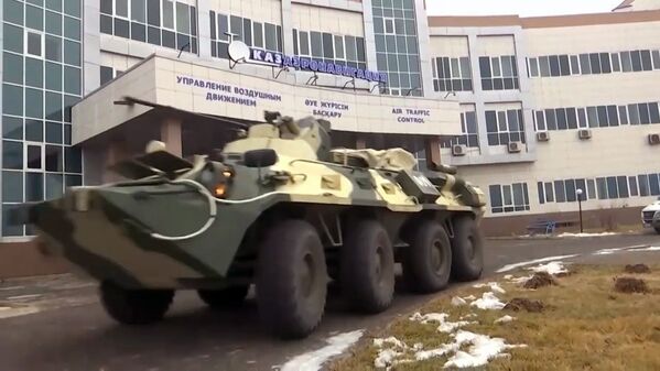 Veículo militar blindado do contingente das forças de paz russas da Organização do Tratado de Segurança Coletiva (CSTO, na sigla em inglês) no Cazaquistão - Sputnik Brasil