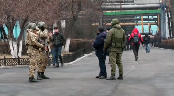 Militares do contingente das forças de paz russas da Organização do Tratado de Segurança Coletiva (CSTO, na sigla em inglês) em rua de Almaty, Cazaquistão - Sputnik Brasil