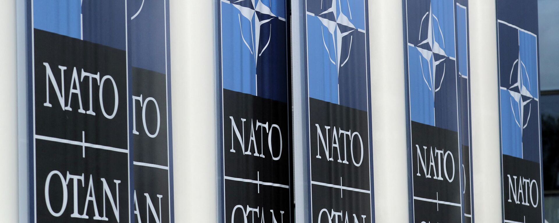 Logotipos da OTAN na sede da aliança militar em Bruxelas, Bélgica, 21 de outubro de 2021 - Sputnik Brasil, 1920, 11.01.2022