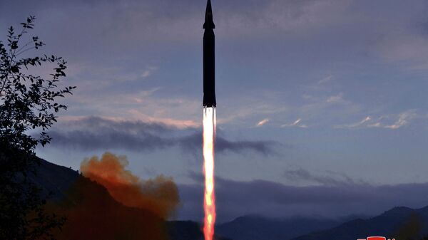 Foto de 28 de setembro de 2021, divulgada pela Agência Central de Notícias da Coreia (KCNA, na sigla em inglês), mostra o teste de um míssil hipersônico Hwasong-8 na província de Jagang, na Coreia do Norte - Sputnik Brasil