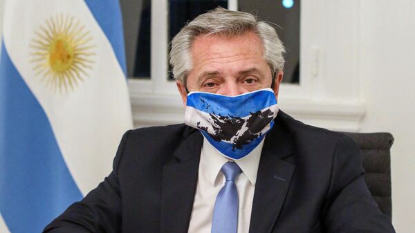 Alberto Fernández usa máscara facial com as cores da bandeira nacional da Argentina e o mapa das Ilhas Malvinas na residência presidencial de Olivos em Olivos, Buenos Aires, em 10 de junho de 2020 - Sputnik Brasil