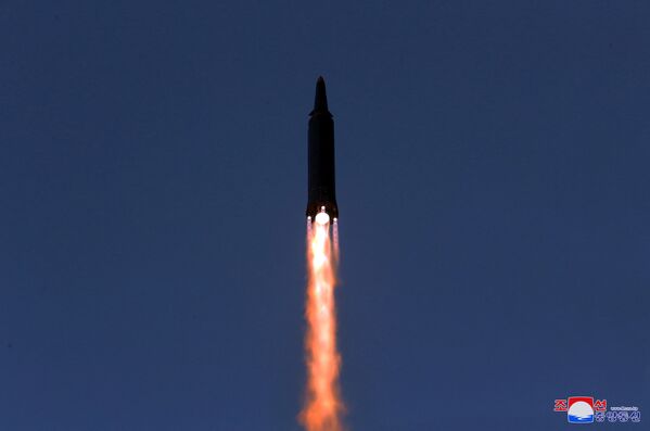Um míssil é lançado durante o que a mídia diz ser um teste de míssil hipersônico em um local desconhecido na Coreia do Norte, 11 de janeiro de 2022. - Sputnik Brasil