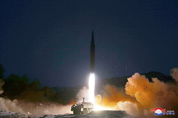Lançamento de míssil, que a mídia definiu como teste de um projétil hipersônico, em um local desconhecido na Coreia do Norte, 11 de janeiro de 2022. - Sputnik Brasil