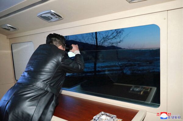 Líder norte-coreano, Kim Jong-un observa o que a mídia definiu como um teste de um míssil hipersônico, em um local desconhecido na Coreia do Norte, 11 de janeiro de 2022. - Sputnik Brasil