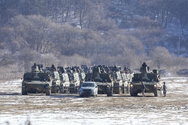 Obuseiros autopropulsados K-9 do Exército sul-coreano se preparam para se deslocar em Paju, próximo da fronteira com a Coreia do Norte, 11 de janeiro de 2022. - Sputnik Brasil
