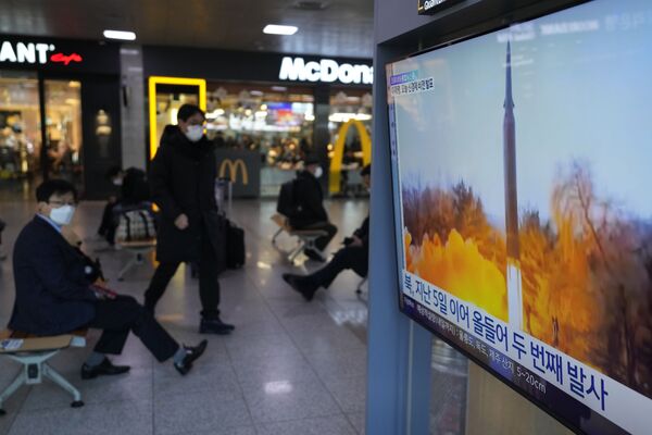Emissora mostra imagens de arquivo do lançamento de um míssil da Coreia do Norte, em um noticiário na Estação Ferroviária de Seul, Coreia do Sul, 11 de janeiro de 2022. - Sputnik Brasil