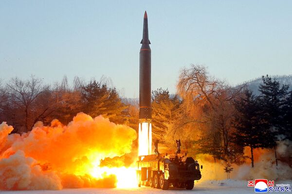 Foto de arquivo: uma visão do que a agência de notícias KCNA relata ser um teste de lançamento de um míssil hipersônico, em um local desconhecido na Coreia do Norte, 5 de janeiro de 2022. - Sputnik Brasil