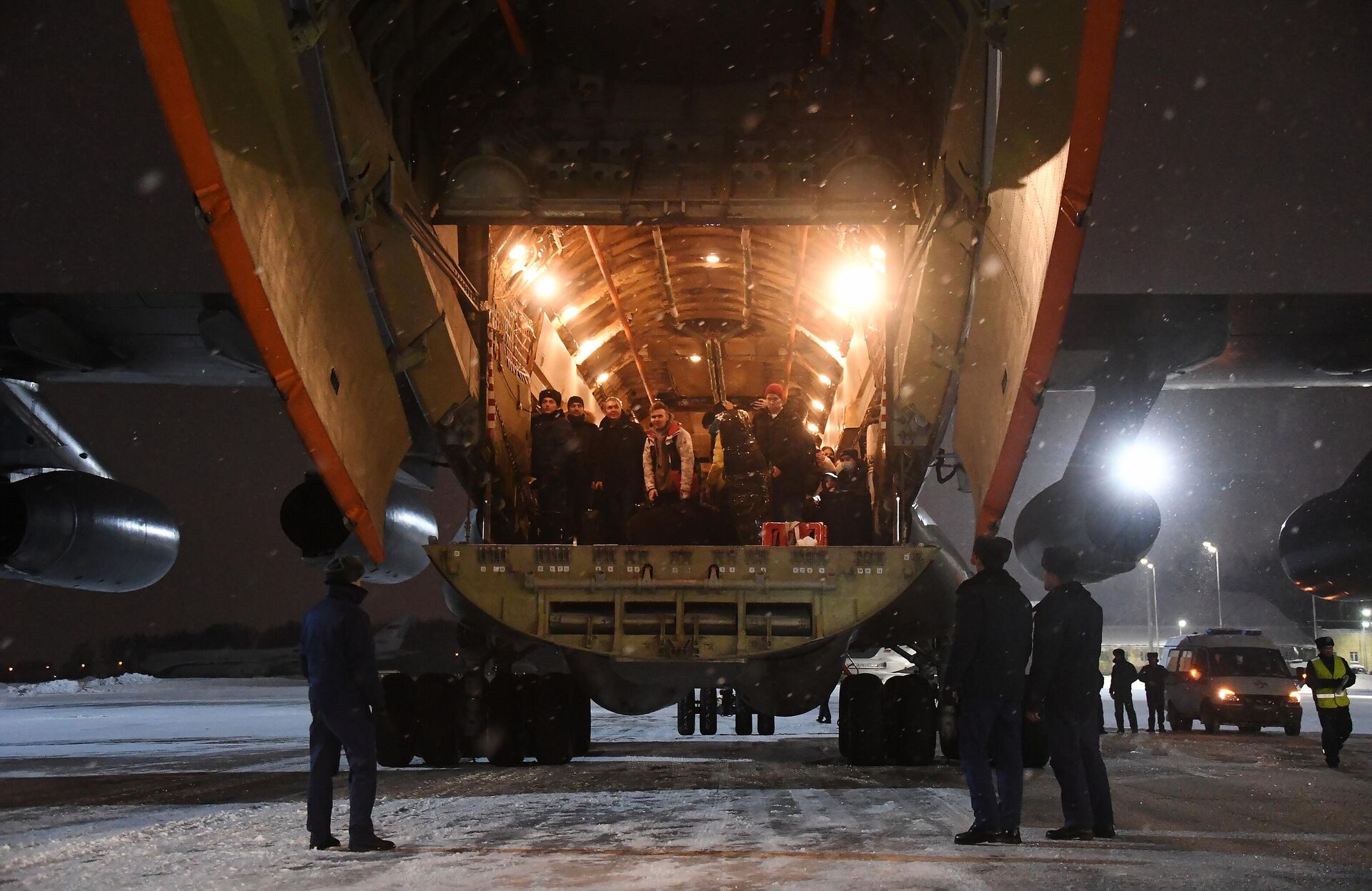 Pessoas a bordo do avião Il-76M russo evacuadas do Cazaquistão, Moscou, 10 de janeiro de 2022 - Sputnik Brasil, 1920, 12.01.2022