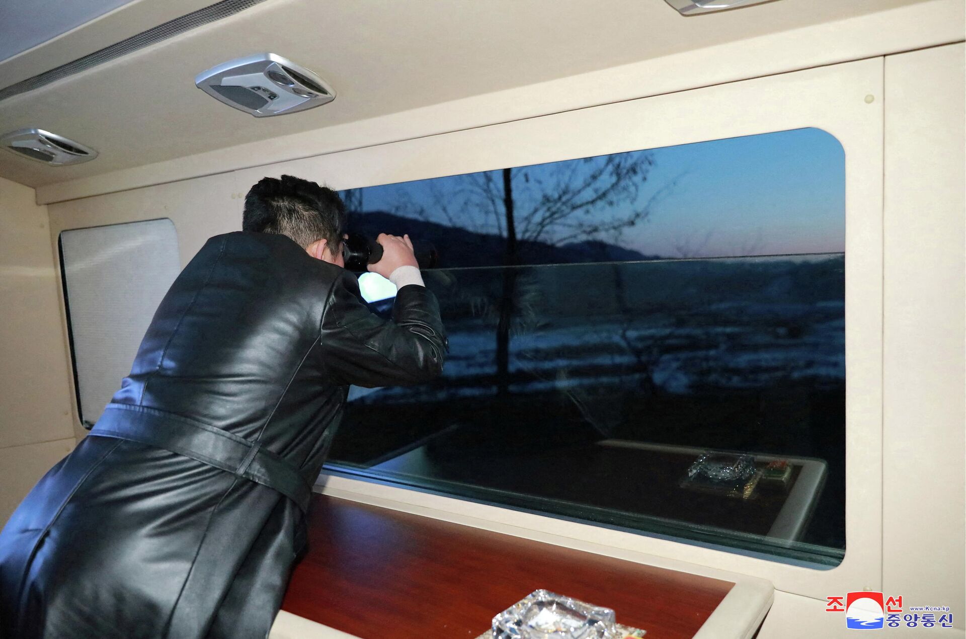 Líder norte-coreano, Kim Jong-un, acompanha teste do míssil hipersônico em local não revelado na Coreia do Norte, 11 de janeiro, foto divulgada pela KCNA em 12 de janeiro de 2022 - Sputnik Brasil, 1920, 12.01.2022