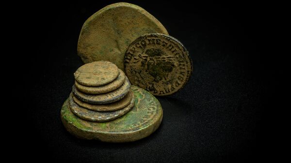 Moedas romanas descobertas durante a escavação arqueológica em Blackgrounds, Chipping Warden, Northamptonshire - Sputnik Brasil