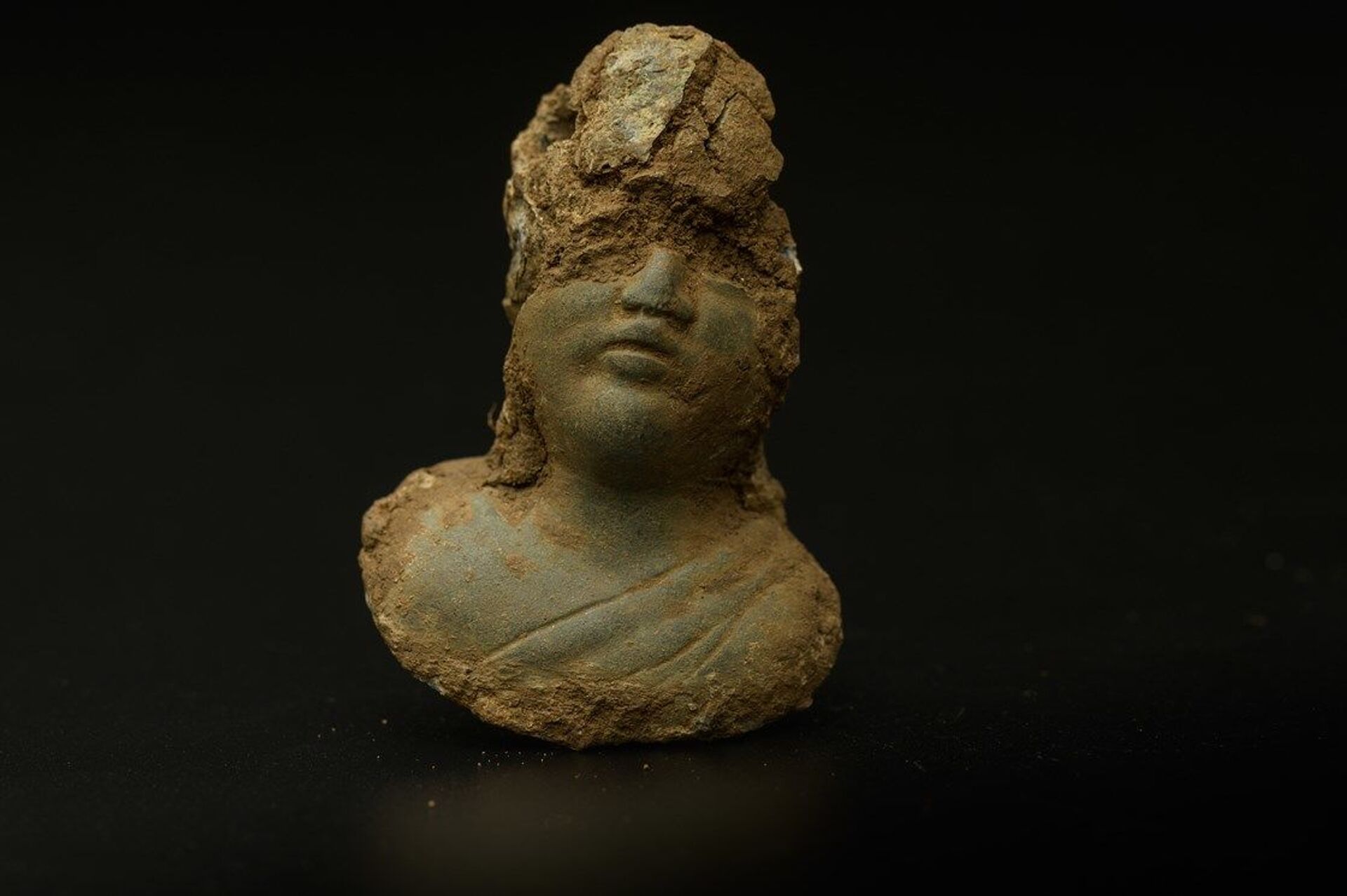 Peso de escala da divindade feminina romana descoberto durante a escavação arqueológica em Blackgrounds, Chipping Warden, Northamptonshire - Sputnik Brasil, 1920, 12.01.2022