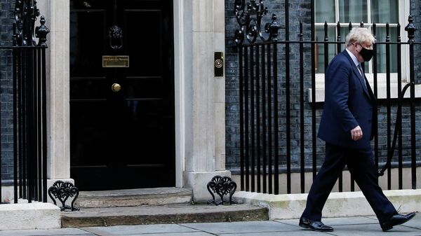 O primeiro-ministro britânico Boris Johnson caminha do lado de fora da Downing Street, Londres, Grã-Bretanha, em 12 de janeiro de 2022 - Sputnik Brasil