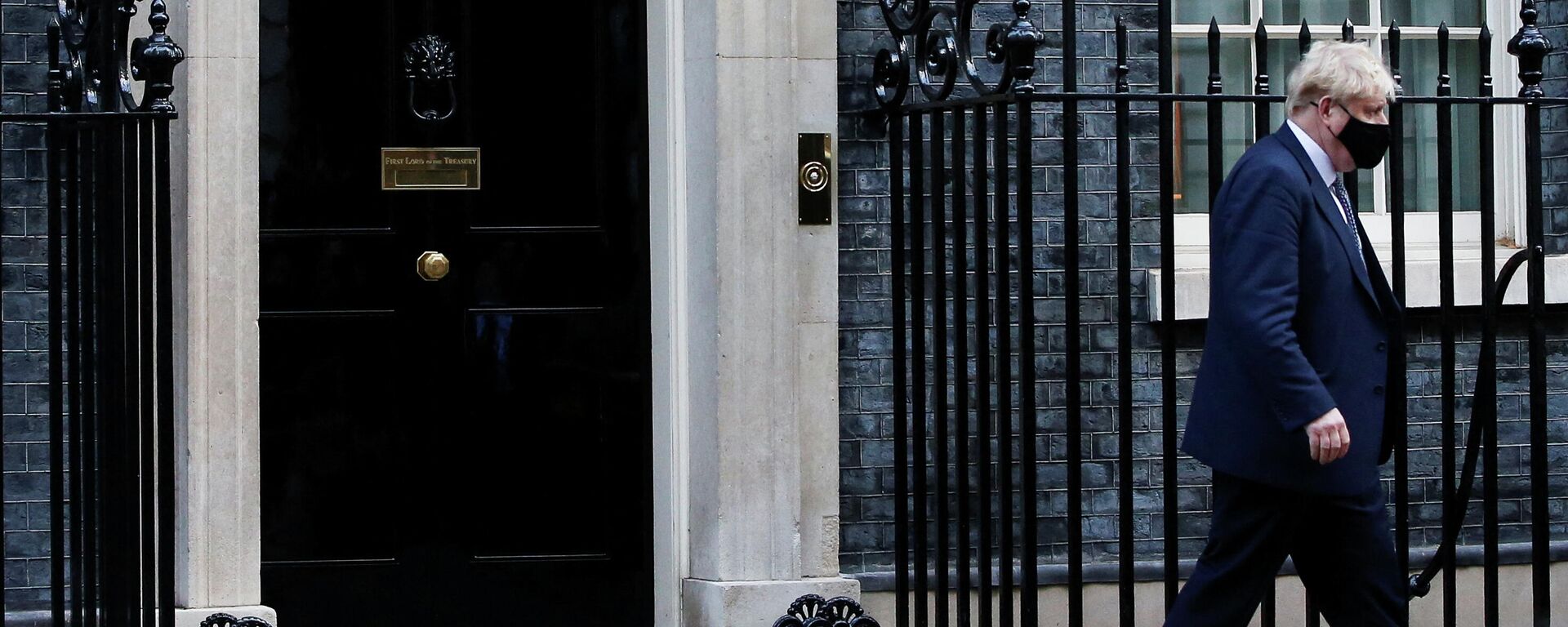 O primeiro-ministro britânico Boris Johnson caminha do lado de fora da Downing Street, Londres, Grã-Bretanha, em 12 de janeiro de 2022 - Sputnik Brasil, 1920, 12.01.2022
