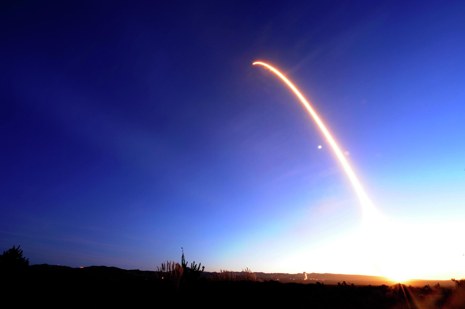 Lançamento de satélite Iridium em foguete Falcon 9 da SpaceX no Complexo de Lançamento Espacial 4, Califórnia, EUA, 22 de dezembro de 2017 - Sputnik Brasil, 1920, 19.01.2022