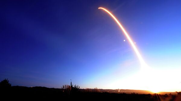 Lançamento de satélite Iridium em foguete Falcon 9 da SpaceX no Complexo de Lançamento Espacial 4, Califórnia, EUA, 22 de dezembro de 2017 - Sputnik Brasil