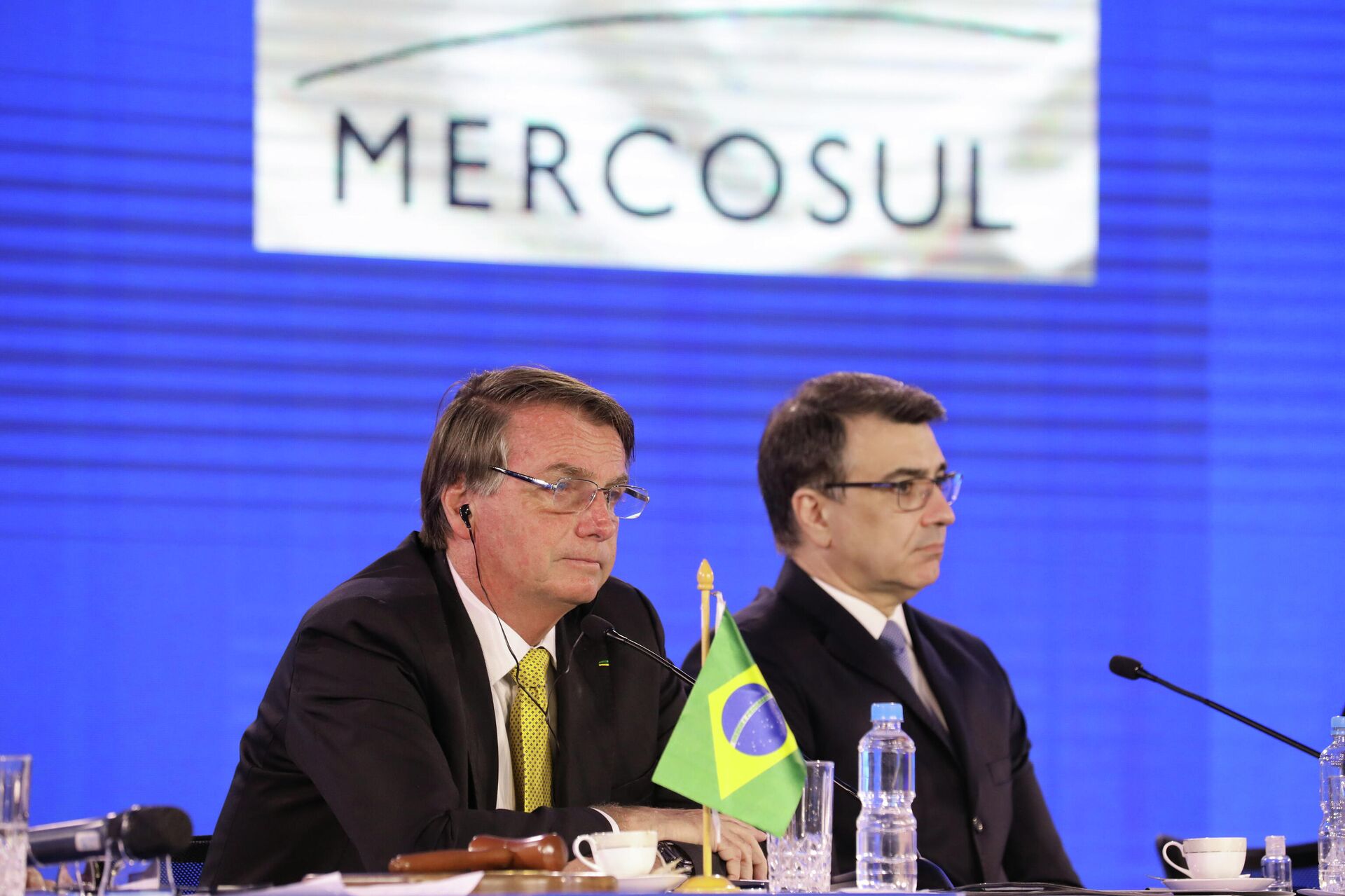 Presidente brasileiro, Jair Bolsonaro (à esquerda), e ministro das Relações Exteriores do Brasil, Carlos França, na LIX Cúpula de Chefes de Estado do Mercosul e Estados Associados, em 17 de dezembro de 2021 - Sputnik Brasil, 1920, 18.01.2022