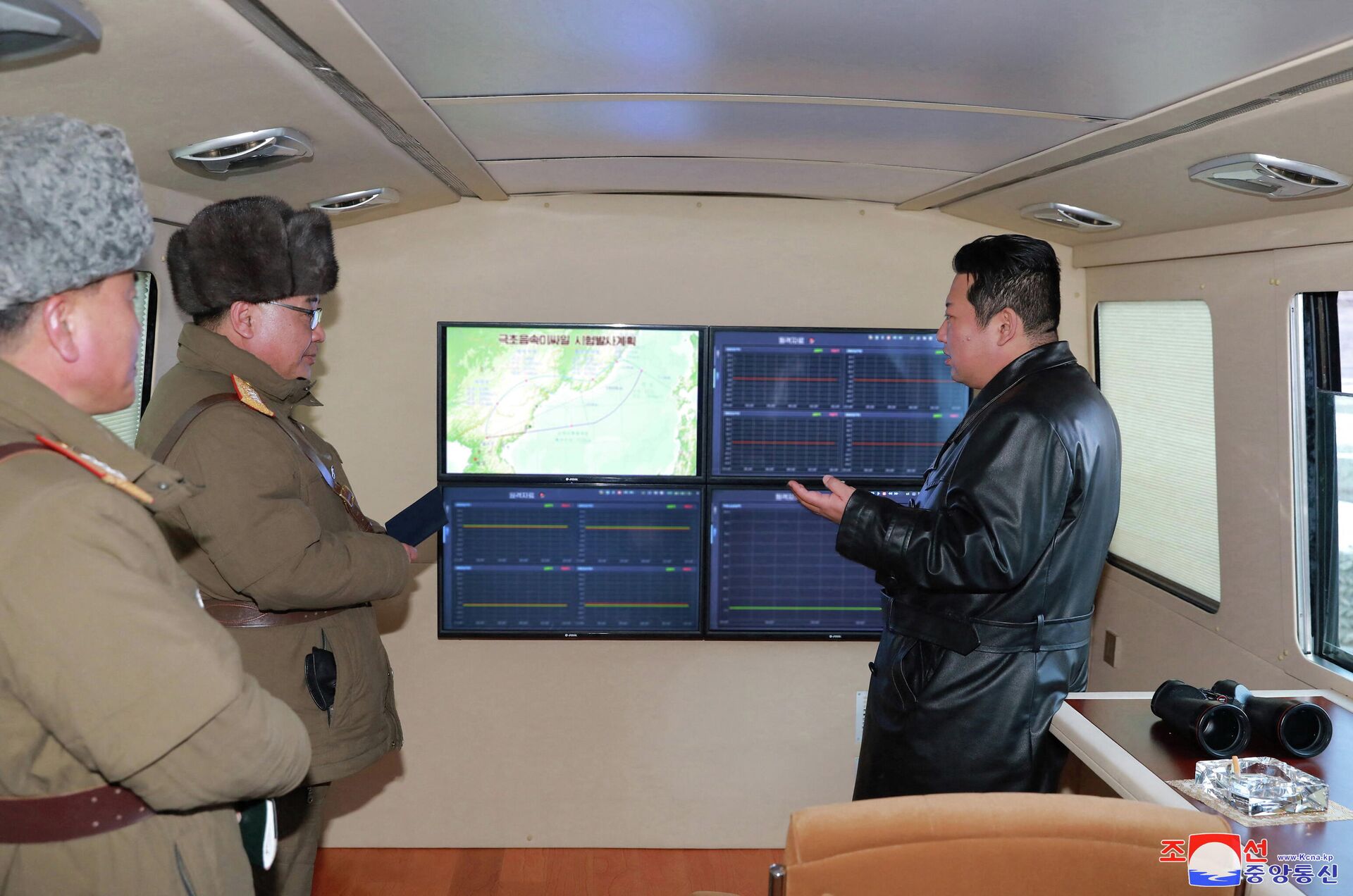 Líder norte-coreano, Kim Jong-un, acompanha teste do míssil hipersônico em local não revelado na Coreia do Norte, 11 de janeiro, foto divulgada pela KCNA em 12 de janeiro de 2022 - Sputnik Brasil, 1920, 13.01.2022