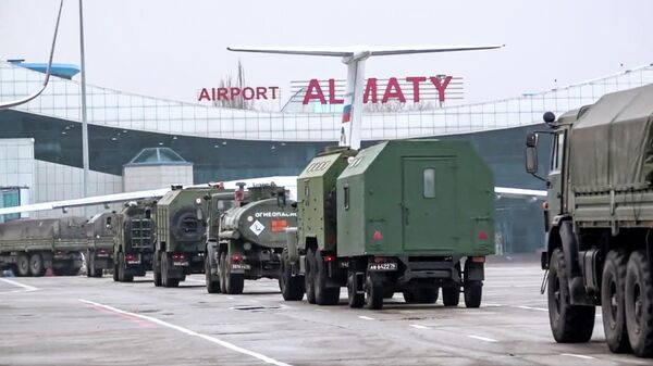 Forças de Paz da Rússia deixam aeroporto de Almaty, Cazaquistão, 9 de janeiro de 2022 - Sputnik Brasil