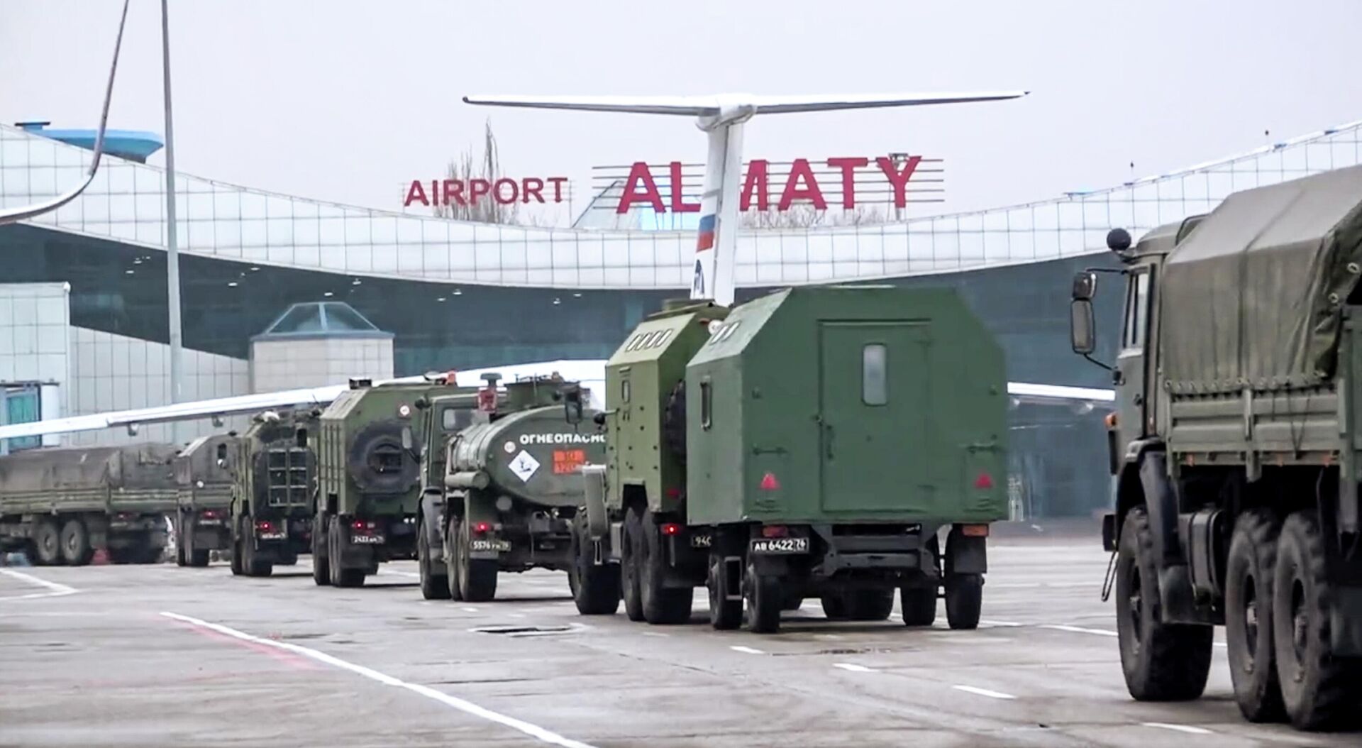 Forças de Paz da Rússia deixam aeroporto de Almaty, Cazaquistão, 9 de janeiro de 2022 - Sputnik Brasil, 1920, 13.01.2022