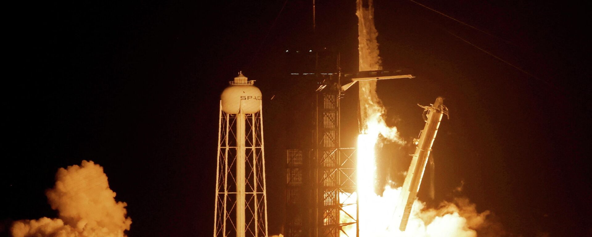 Um foguete SpaceX Falcon 9, com a cápsula Crew Dragon, é lançado transportando três astronautas da NASA e um da ESA em uma missão à Estação Espacial Internacional no Centro Espacial Kennedy em Cabo Canaveral, Flórida, EUA 10 de novembro de 2021 - Sputnik Brasil, 1920, 28.01.2022