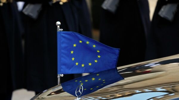 Bandeira europeia é vista no carro do presidente do Conselho Europeu, Charles Michel, em sua chegada para uma reunião com o presidente francês Emmanuel Macron no Palácio do Eliseu, em Paris, na França, em 11 de janeiro de 2022 - Sputnik Brasil