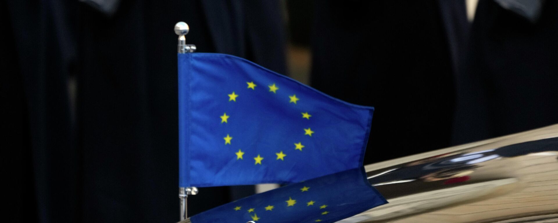 Bandeira europeia é vista no carro do presidente do Conselho Europeu, Charles Michel, em sua chegada para uma reunião com o presidente francês Emmanuel Macron no Palácio do Eliseu, em Paris, na França, em 11 de janeiro de 2022 - Sputnik Brasil, 1920, 13.01.2022
