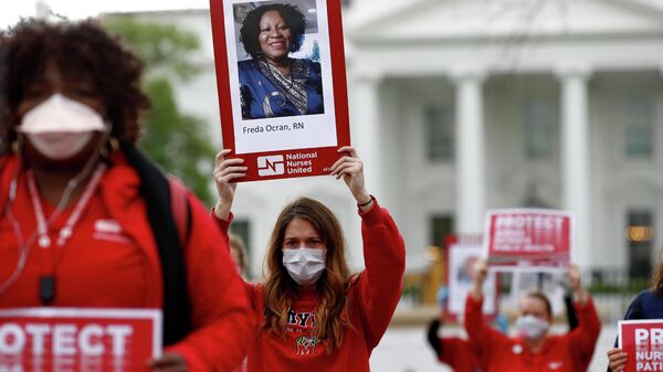 Em Washington, membros da União Nacional de Enfermeiras dos EUA participam de protesto em frente à Casa Branca, em meio à pandemia da COVID-19, em 21 de abril de 2020 - Sputnik Brasil