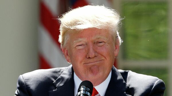 Em Washington, o então presidente dos Estados Unidos, Donald Trump, discursa em frente à Casa Branca, em 1º de junho de 2017 - Sputnik Brasil
