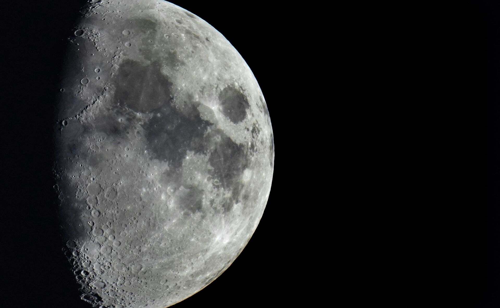 Foto da Lua tirada em Berlim, na Alemanha, em 11 de janeiro de 2022 - Sputnik Brasil, 1920, 13.06.2023