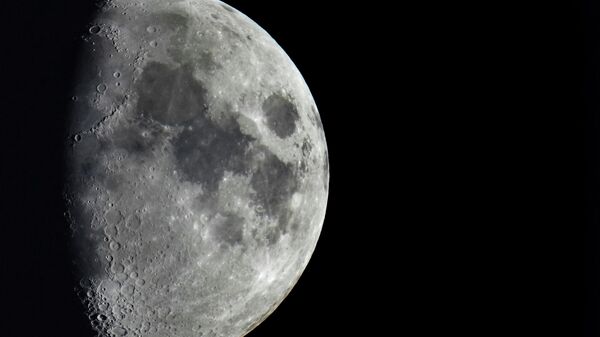 Foto da Lua tirada em Berlim, na Alemanha, em 11 de janeiro de 2022 - Sputnik Brasil