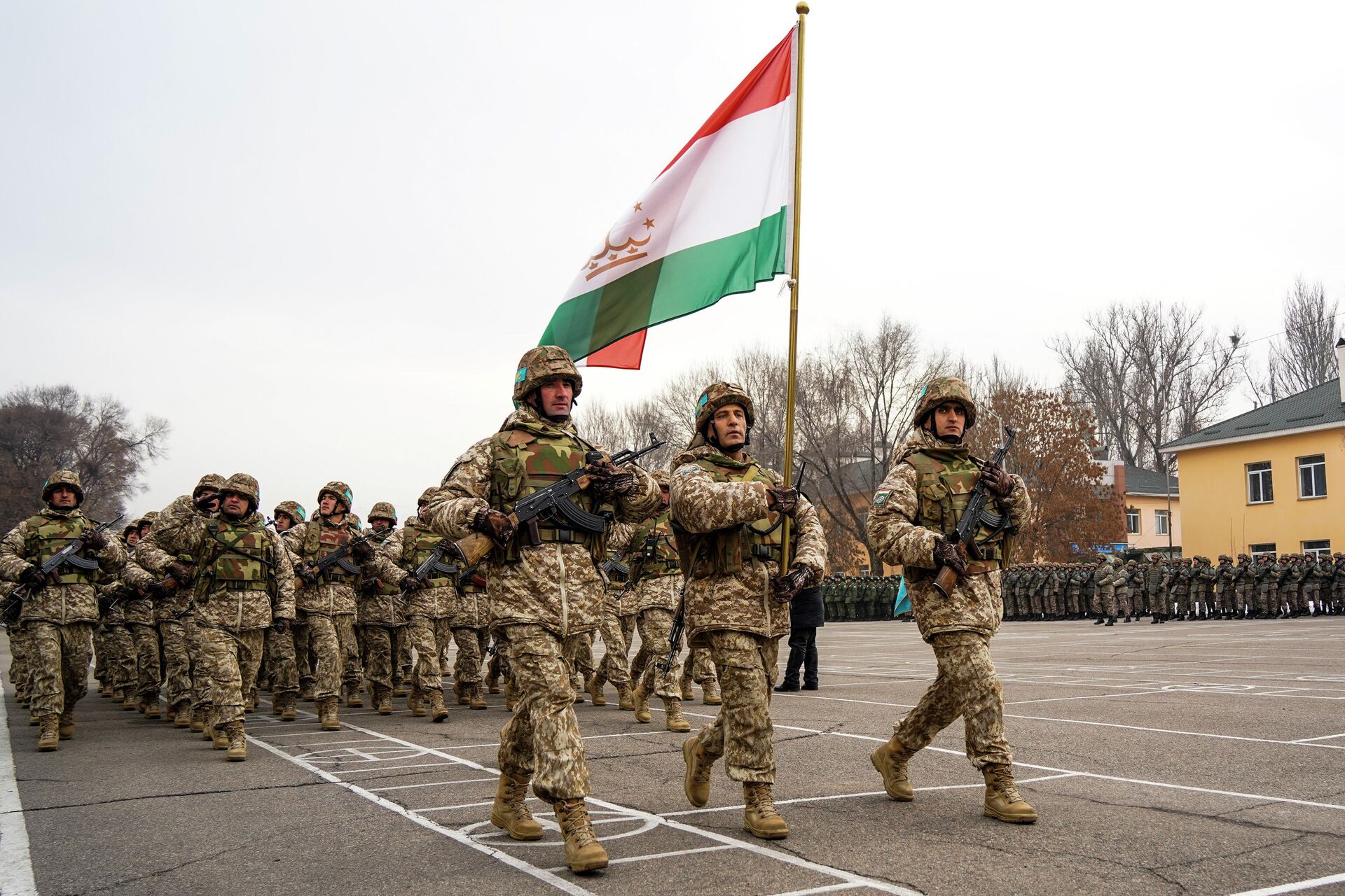 Forças de paz tajiques da CSTO durante cerimônia oficial de início da retirada das forças do Cazaquistão, Almaty, 13 de janeiro de 2022 - Sputnik Brasil, 1920, 14.01.2022