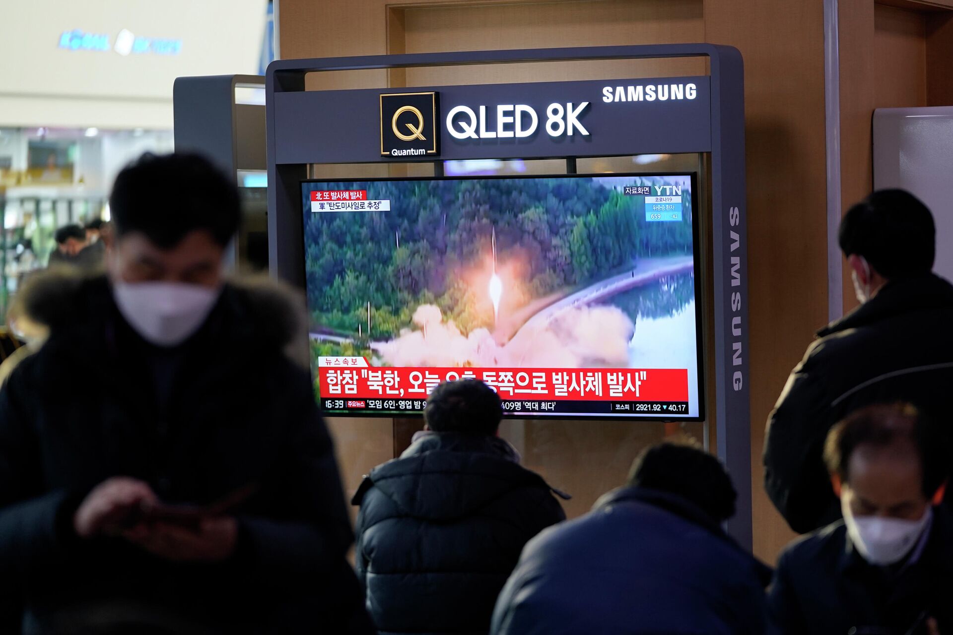Sul-coreanos assistem a reportagem sobre lançamentos de mísseis norte-coreanos, na Estação Ferroviária de Seul, Coreia do Sul, 14 de janeiro de 2022 - Sputnik Brasil, 1920, 26.01.2022