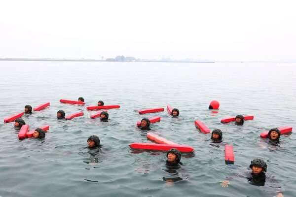 Recrutas da ARP tentam ficar acima da água por horas a fio como parte de seu treinamento para se tornarem membros da unidade de elite da Marinha de Taiwan, na base naval de Zuoying, Kaohsiung, sul de Taiwan, 20 de dezembro de 2021. - Sputnik Brasil