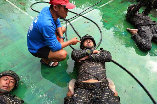Treinador da ARP repreende um dos recrutas durante a última semana do programa para se tornar membro da ARP da Marinha de Taiwan, na base naval de Zuoying, Kaohsiung, sul de Taiwan, 19 de dezembro de 2021. - Sputnik Brasil