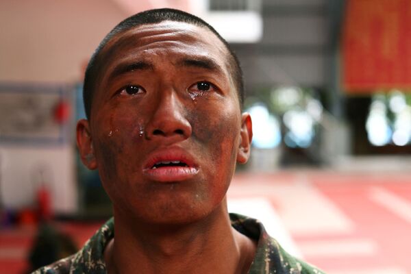 Wu Yu-wei, 26, chora quando dois colegas recrutas da ARP deixam o programa durante a última semana na base naval de Zuoying, Kaohsiung, sul de Taiwan, 19 de dezembro de 2021. - Sputnik Brasil