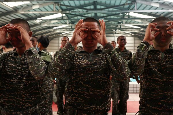 Recrutas da ARP mantêm os olhos abertos com os dedos para evitar que adormeçam durante a última semana do programa para se tornarem membros da ARP da Marinha de Taiwan, na base naval de Zuoying, Kaohsiung, sul de Taiwan, dezembro 19, 2021. - Sputnik Brasil