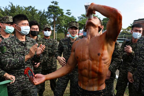 Wu Yu-wei, 26, bebe uma bebida energética na frente de seus amigos depois de completar o &quot;caminho para o céu&quot; e se tornar um membro da ARP da Marinha de Taiwan, na base naval de Zuoying, Kaohsiung, sul de Taiwan, dezembro 22, 2021. - Sputnik Brasil