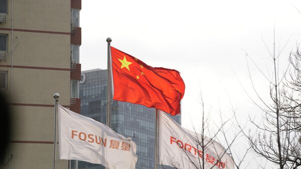 Bandeiras da China e das holdings Fosun e Forte, no centro em Pequim, 15 de novembro de 2021 - Sputnik Brasil
