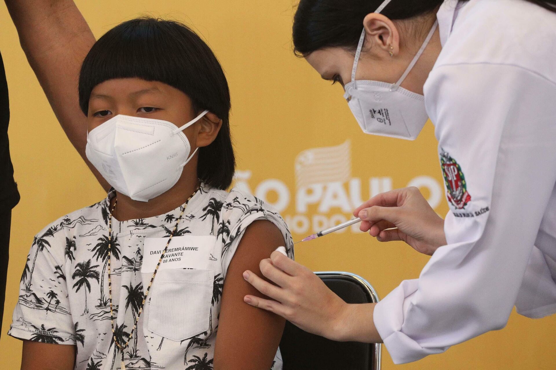 Em São Paulo, David Seremramiwe Xavante, indígena de 8 anos, é a primeira criança vacinada contra a COVID-19, em 14 de janeiro de 2022 - Sputnik Brasil, 1920, 24.01.2022