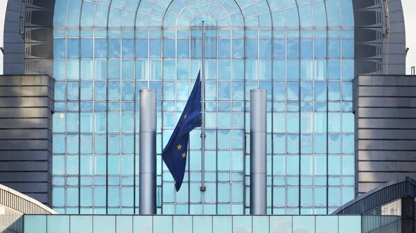 Bandeira da UE a meio mastro, em homenagem ao presidente do Parlamento Europeu, David Sassoli, no dia 11 de janeiro de 2022 - Sputnik Brasil