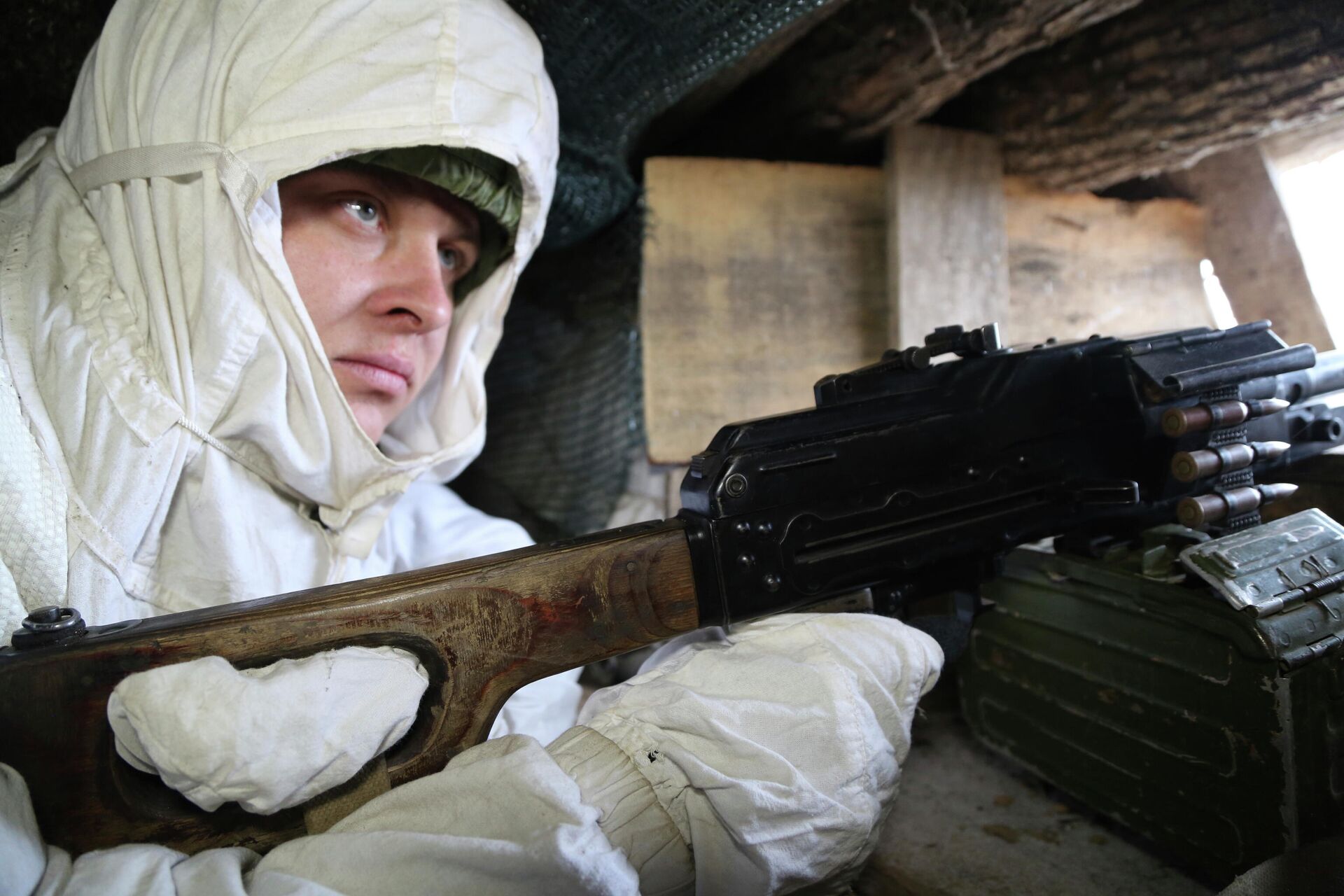 Na região de Yasne, leste da Ucrânia, um soldado ucraniano se posiciona em uma trincheira na fronteira com a República Popular de Donetsk, em 14 de janeiro de 2022 - Sputnik Brasil, 1920, 21.01.2022