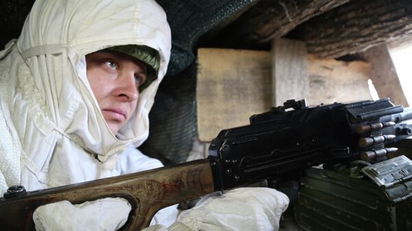 Na região de Yasne, leste da Ucrânia, um soldado ucraniano se posiciona em uma trincheira na fronteira com a República Popular de Donetsk, em 14 de janeiro de 2022 - Sputnik Brasil