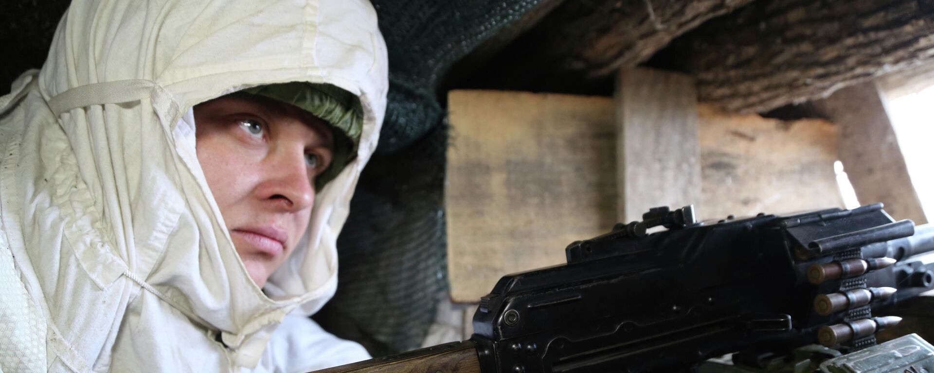Na região de Yasne, leste da Ucrânia, um soldado ucraniano se posiciona em uma trincheira na fronteira com a República Popular de Donetsk, em 14 de janeiro de 2022 - Sputnik Brasil, 1920, 14.01.2022