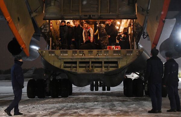 Avião de transporte militar Il-76M do Ministério da Defesa da Rússia pousa no aeródromo Chkalovsky, na região de Moscou, trazendo a bordo cidadãos russos, bem como diplomatas austríacos e húngaros, retirados do Cazaquistão. - Sputnik Brasil