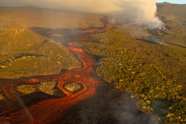 Fluxos de lava após a erupção do vulcão Wolf na ilha de Isabela, nos Galápagos, Equador. - Sputnik Brasil